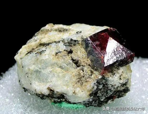 锆石和莫桑钻哪个更值得买,莫桑钻和锆石哪个更值得购买