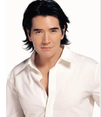 当46岁袁泉和63岁费翔站在一起，我终于明白，什么是顶级骨相