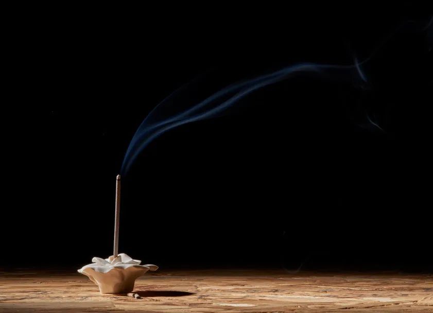 掬水月在手，弄香花满衣。诗词里的氤氲香气，温柔美好，岁月留芳