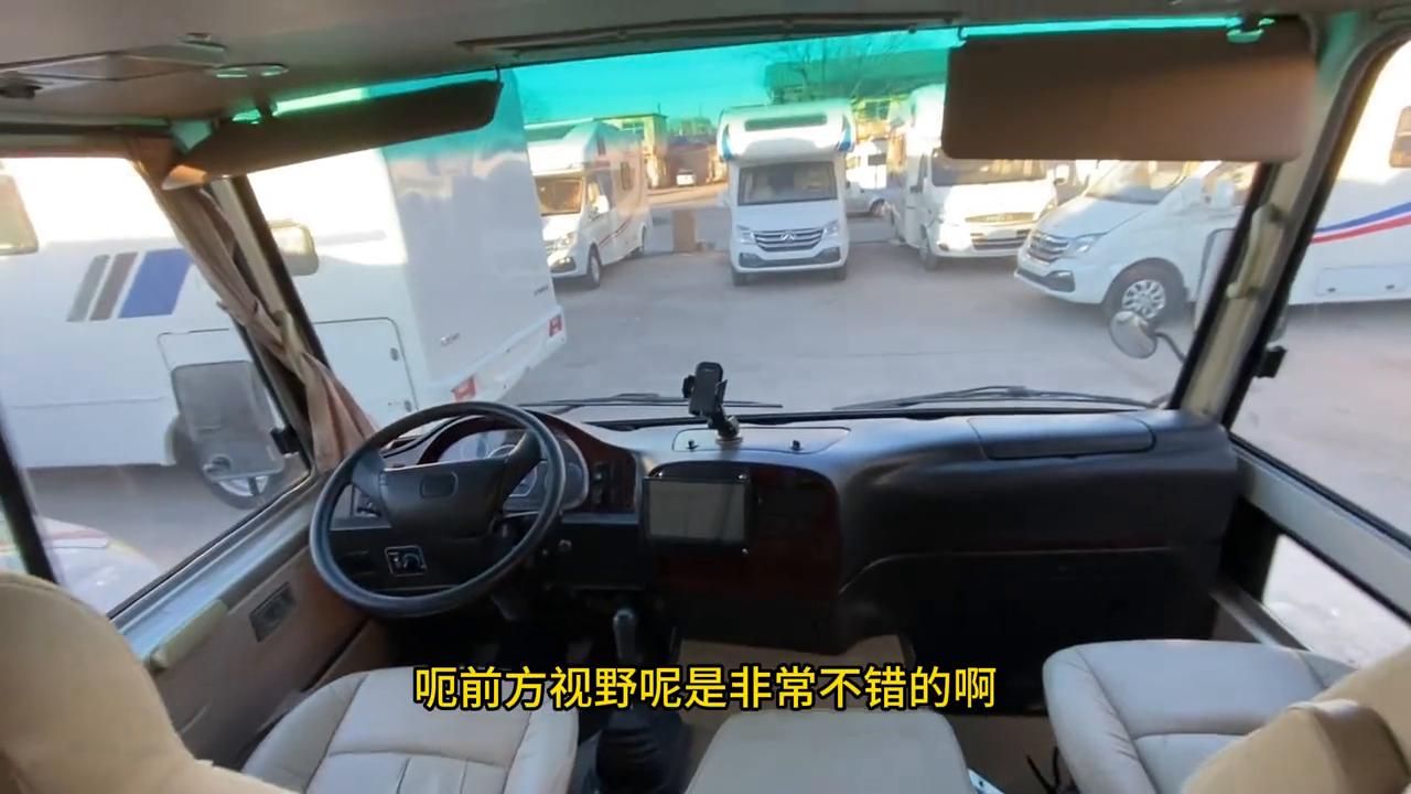 店内目前还有两台江铃考斯特，多床铺、单床铺都有，欢迎咨询