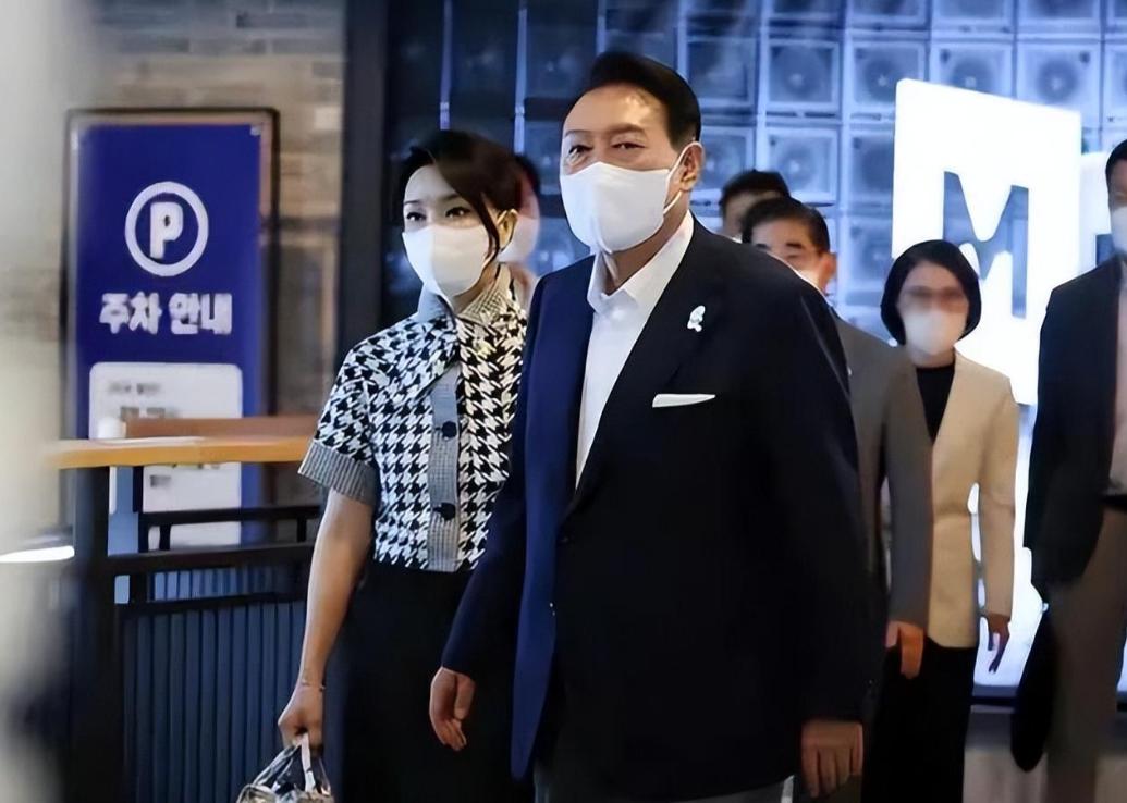 韩第一夫人访美韩服造型,韩第一夫人穿搭