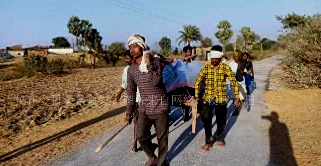 印度孕妇分娩大出血被放到木板上拖行7公里求医,惨死在医院门口