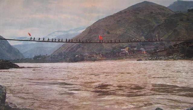 1935年大渡河边，一老秀才深夜见毛*东泽**，留下一句话救了两万红军