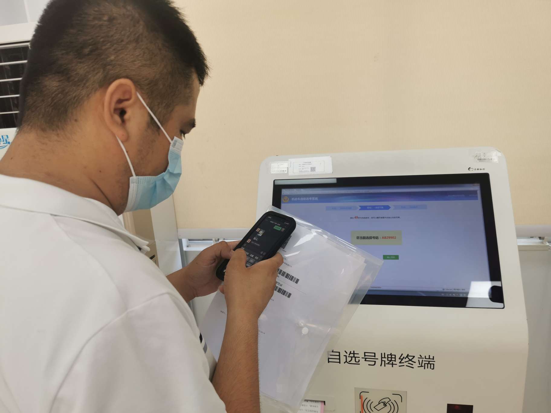 广州交警投放新号牌号段车主选到心仪靓号牌