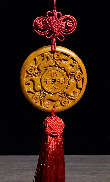 车内挂饰怎么挂不违法,车里挂件挂什么讲究