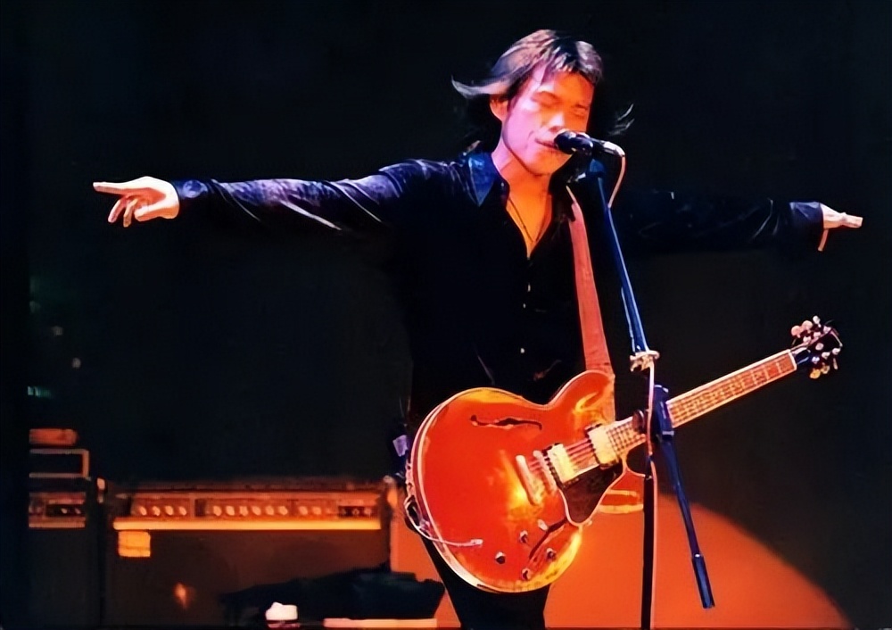 曾经红极一时的摇滚歌手,他是歌坛公认的实力歌手