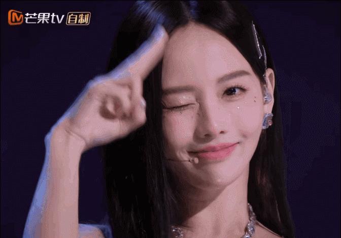 张嘉倪“假屁股”揭露了女星的伪精致，从头假到脚，还有啥是真的