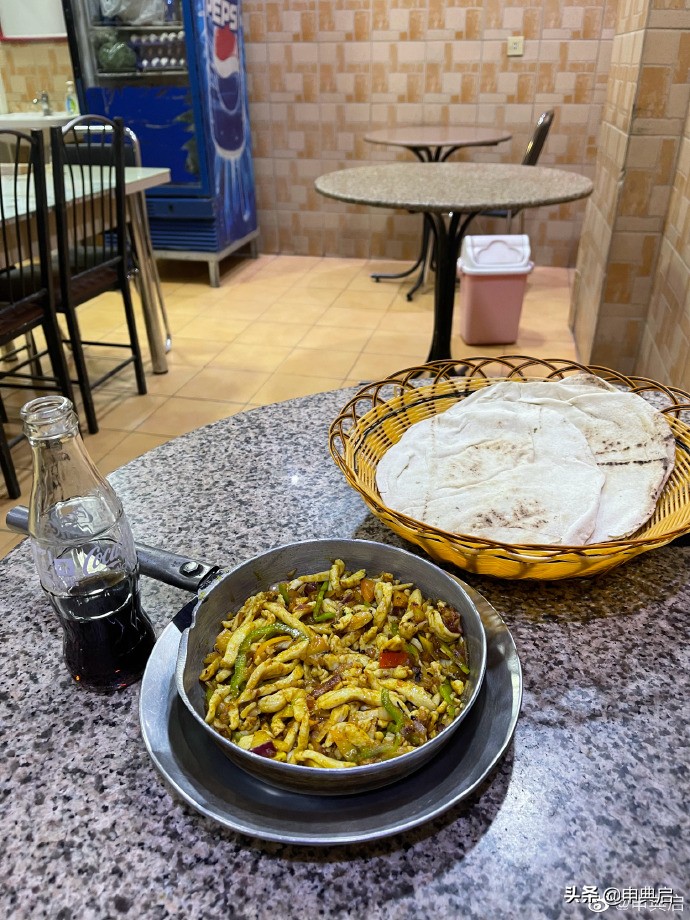 在沙特的精英白人汤姆斯，讲究到回家换三套衣服，入乡随俗也封斋