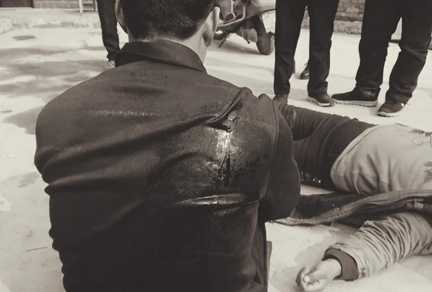 父亲被杀儿子复仇灭掉黑帮,父亲被恶霸砍死男子报仇灭门