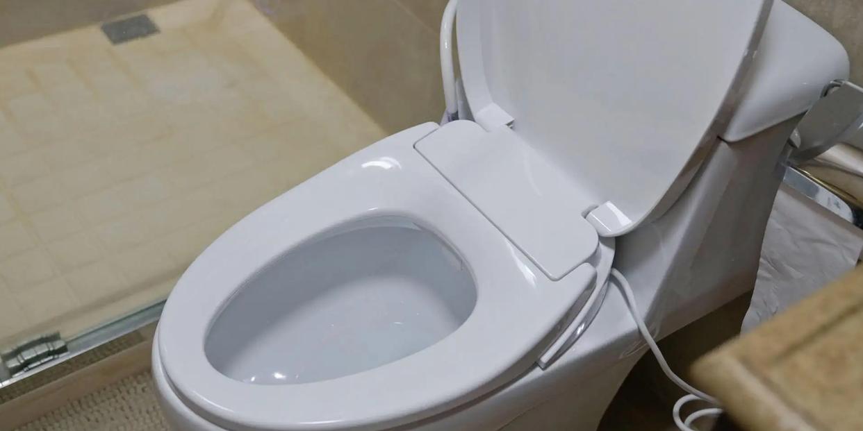 曼哈顿马桶盖子坏了怎么更换,马桶盖子坏了怎么更换