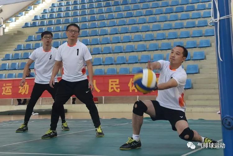 气排球如何练接发球,气排球的接发球技巧和手法