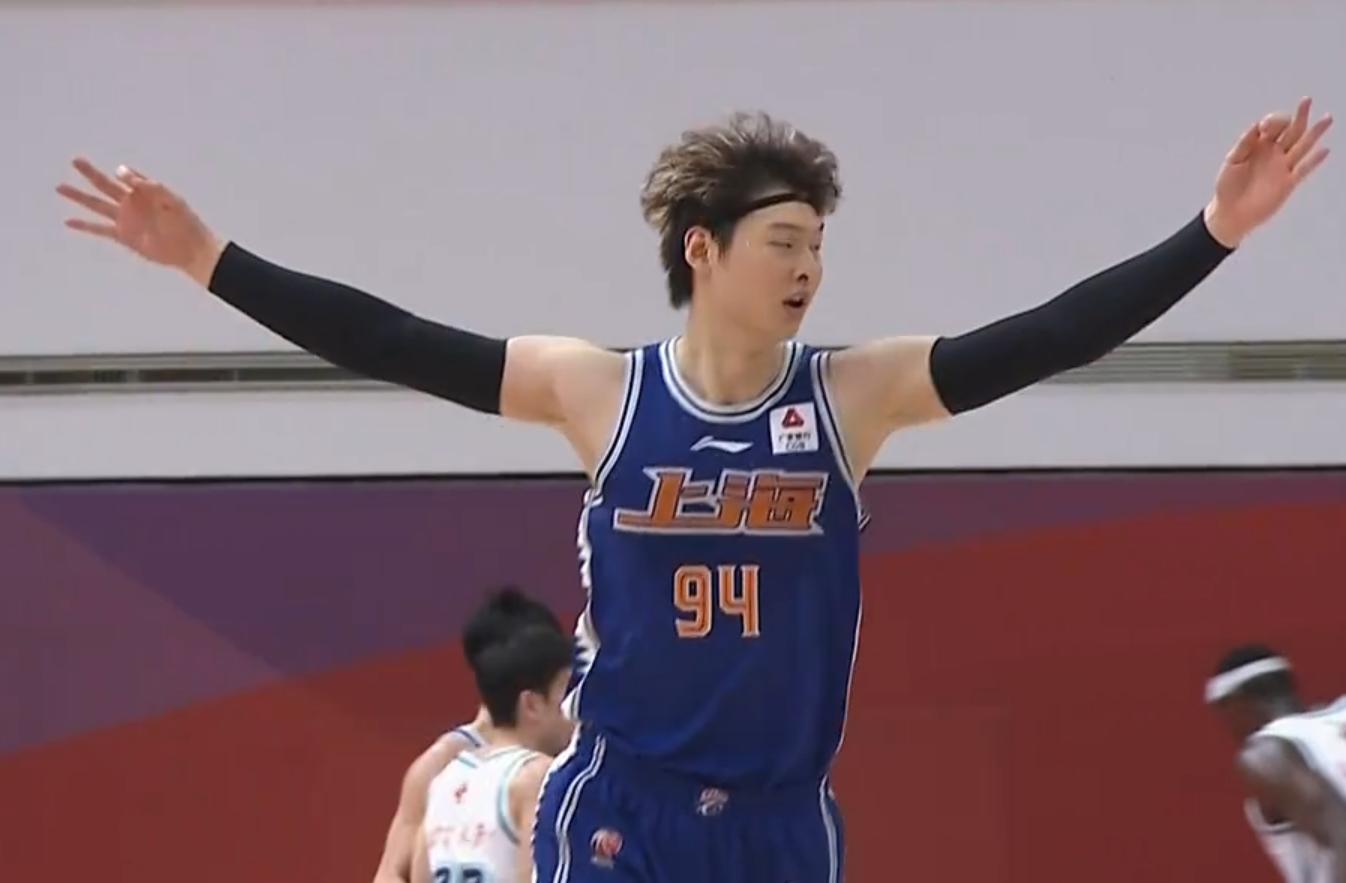 轰31+15，险胜青岛！不是外援胜似外援，现役最强中锋不是白喊的