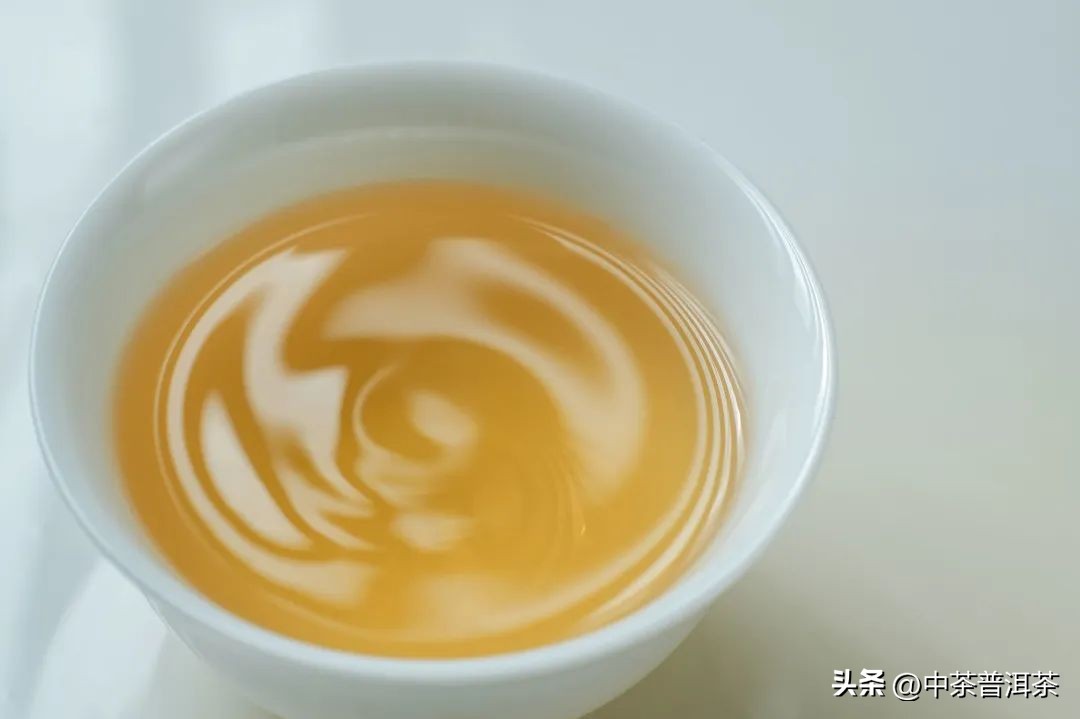 中茶2023孔雀普洱茶,中茶孔雀青饼品鉴图