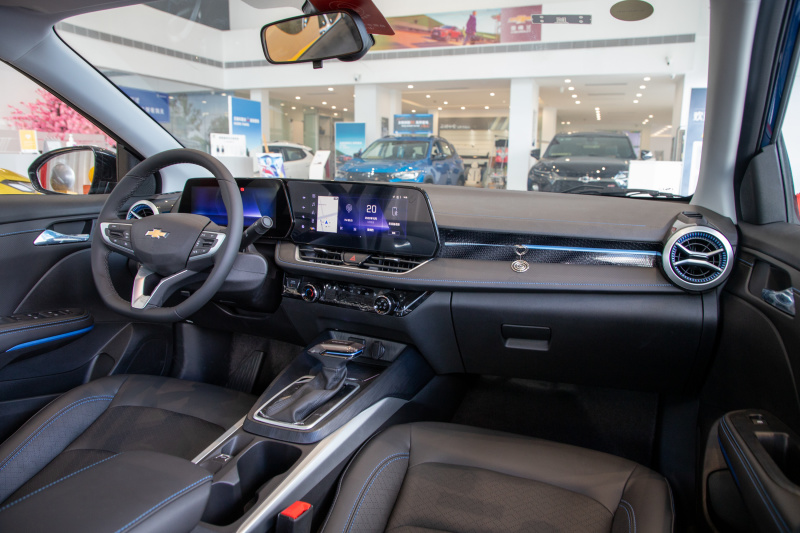 雪佛兰科鲁泽10万家轿天花板,雪佛兰科鲁泽20241.3t轻混什么意思