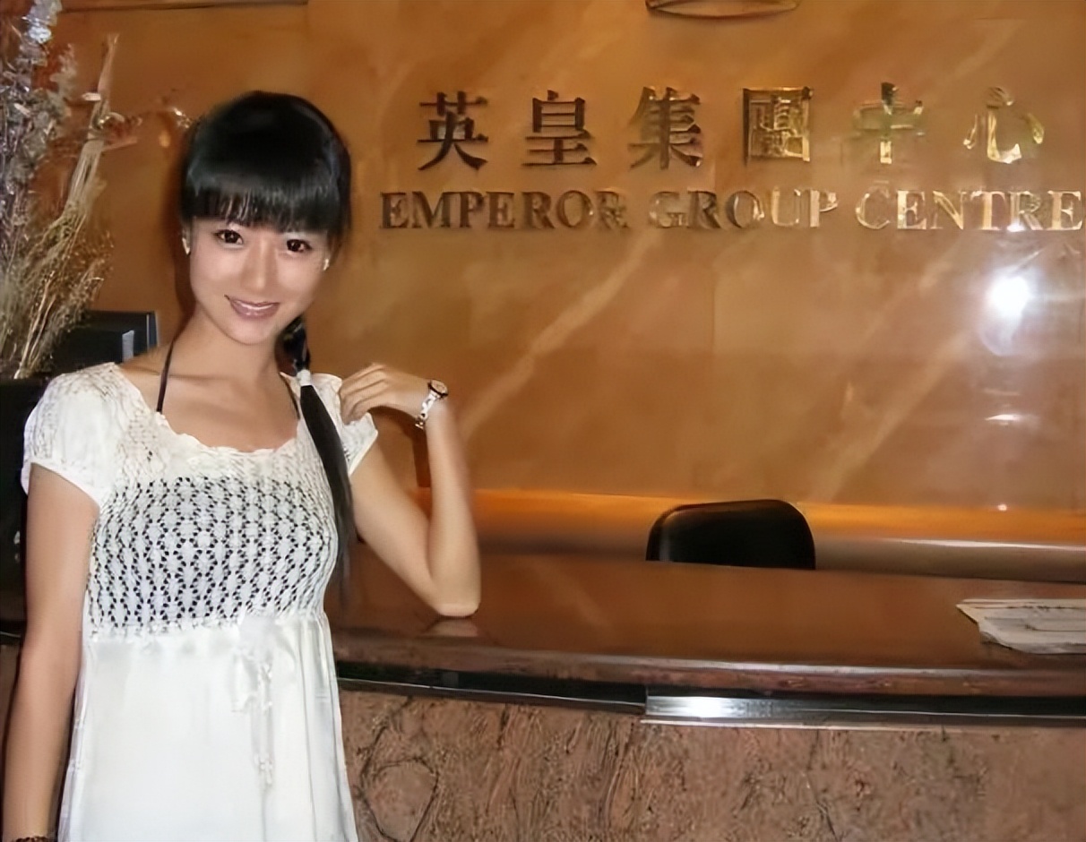 她是英皇在内地一姐,靠成龙力捧出演《神话》,礼服事件备受争议