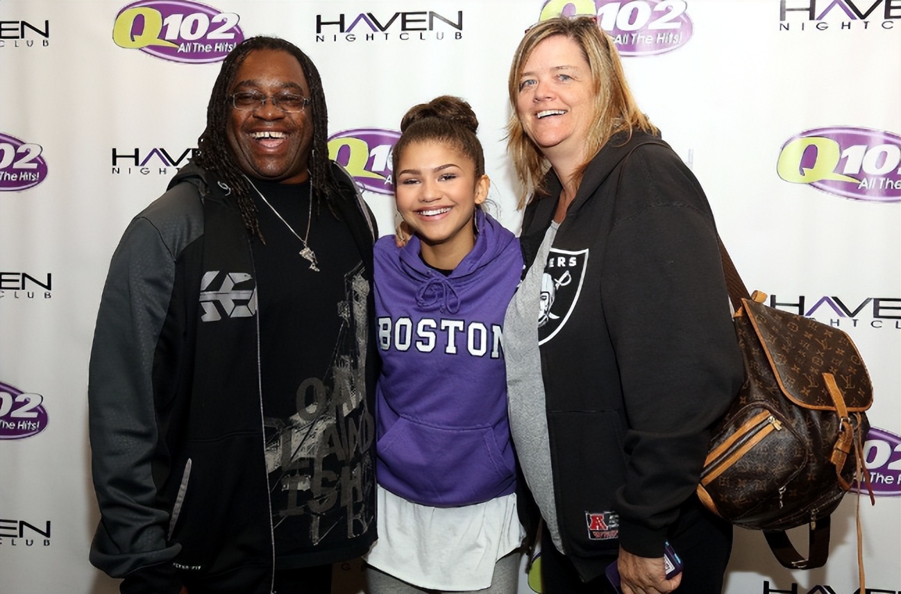 好莱坞顶流被讽脚臭，高跟鞋打脸，男神收割机把日子过成啥样了？