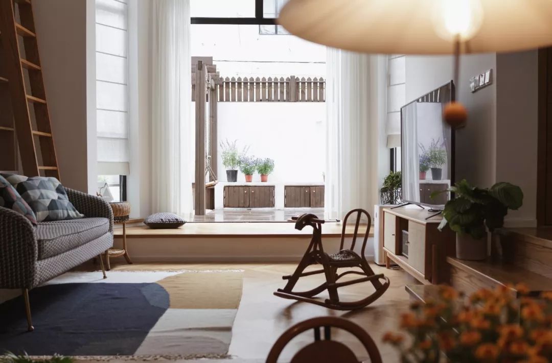 她买下32㎡老旧学区房，为女儿打造小桃园，还有20㎡超舒适大庭院