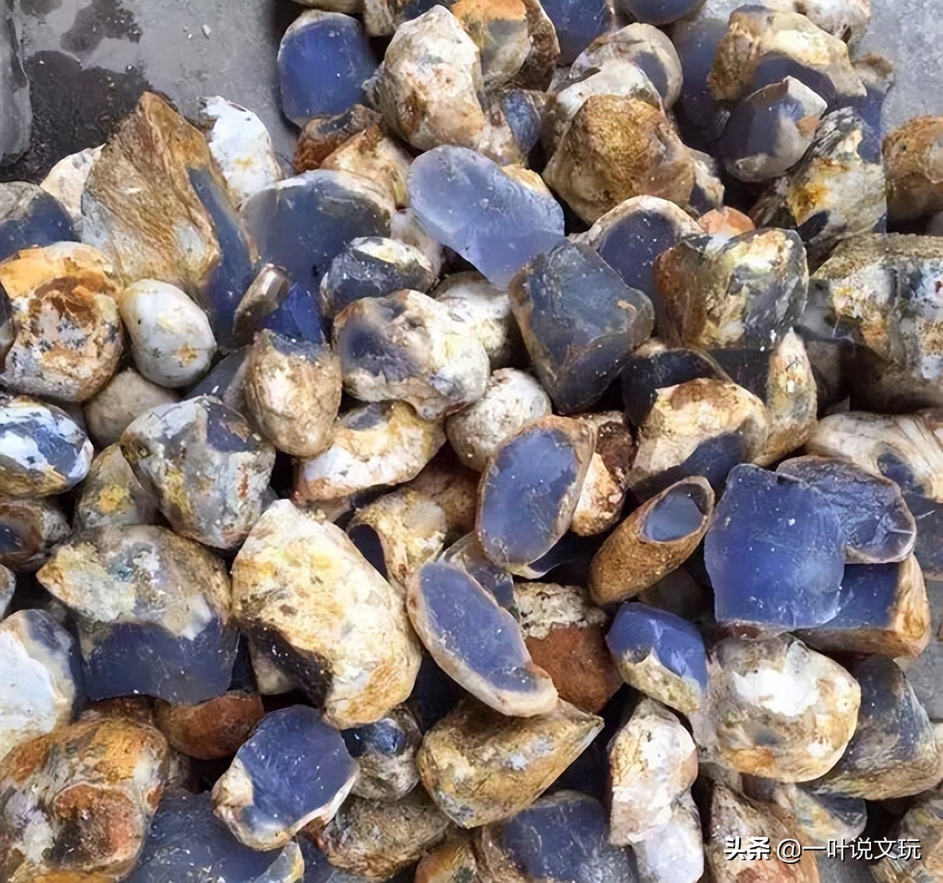 河边捡到黄色石头是什么石,山上捡到的乳白石是什么石