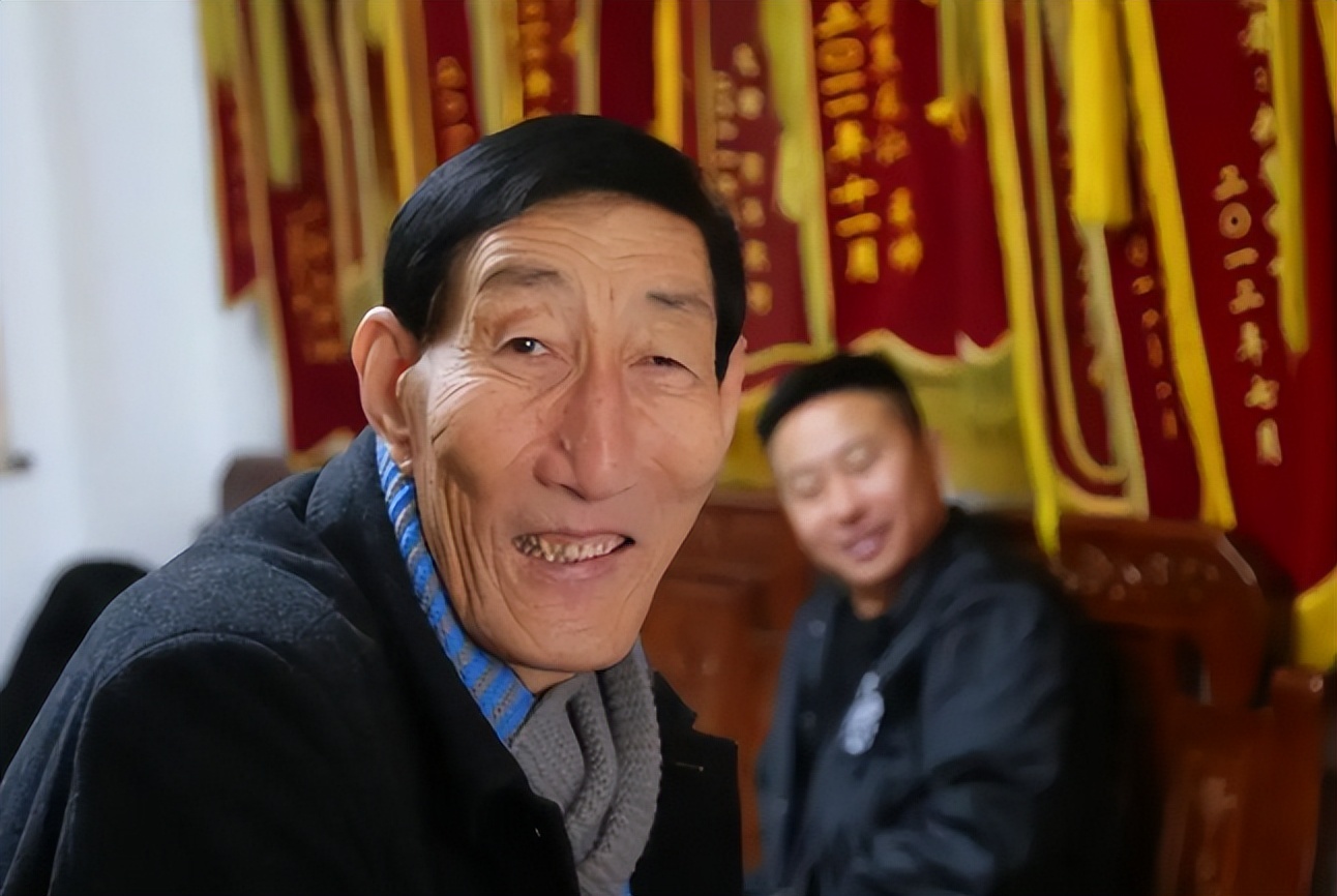 中国第一巨人鲍喜顺，不听医生忠告执意生育，如今儿子身高多少？