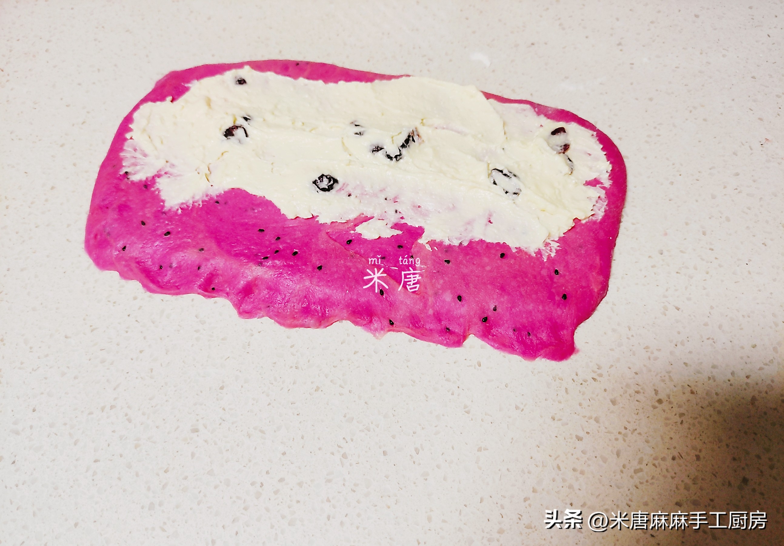 米唐麻麻玩转面团：#吐司日记#火龙果蔓越莓乳酪吐司