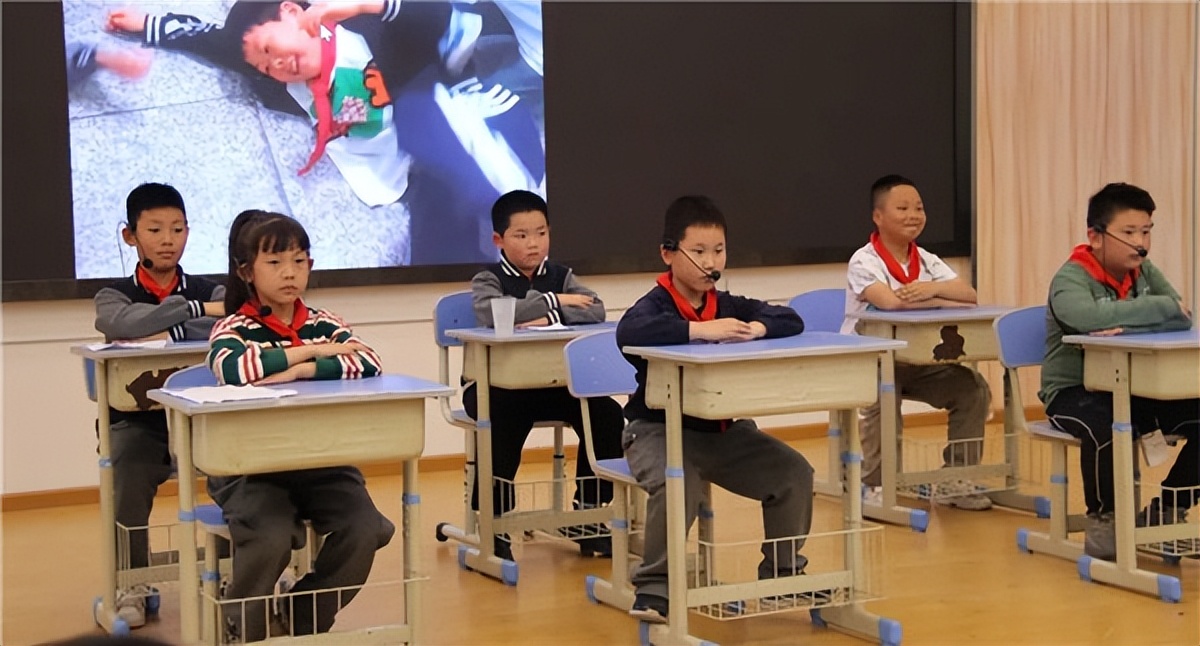 东山国际小学副校长邬超应告诫队员们为自己撑起一片安全的蓝天