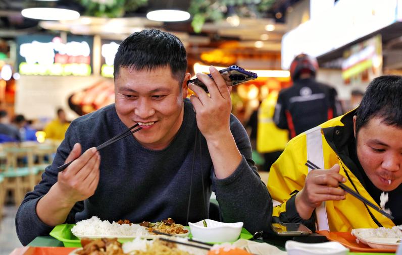 一座“骑手县”的生活与命运