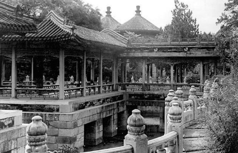 1957年，一张苏联交通宣传画被带到北京，毛*东泽**：纠正违章先敬礼