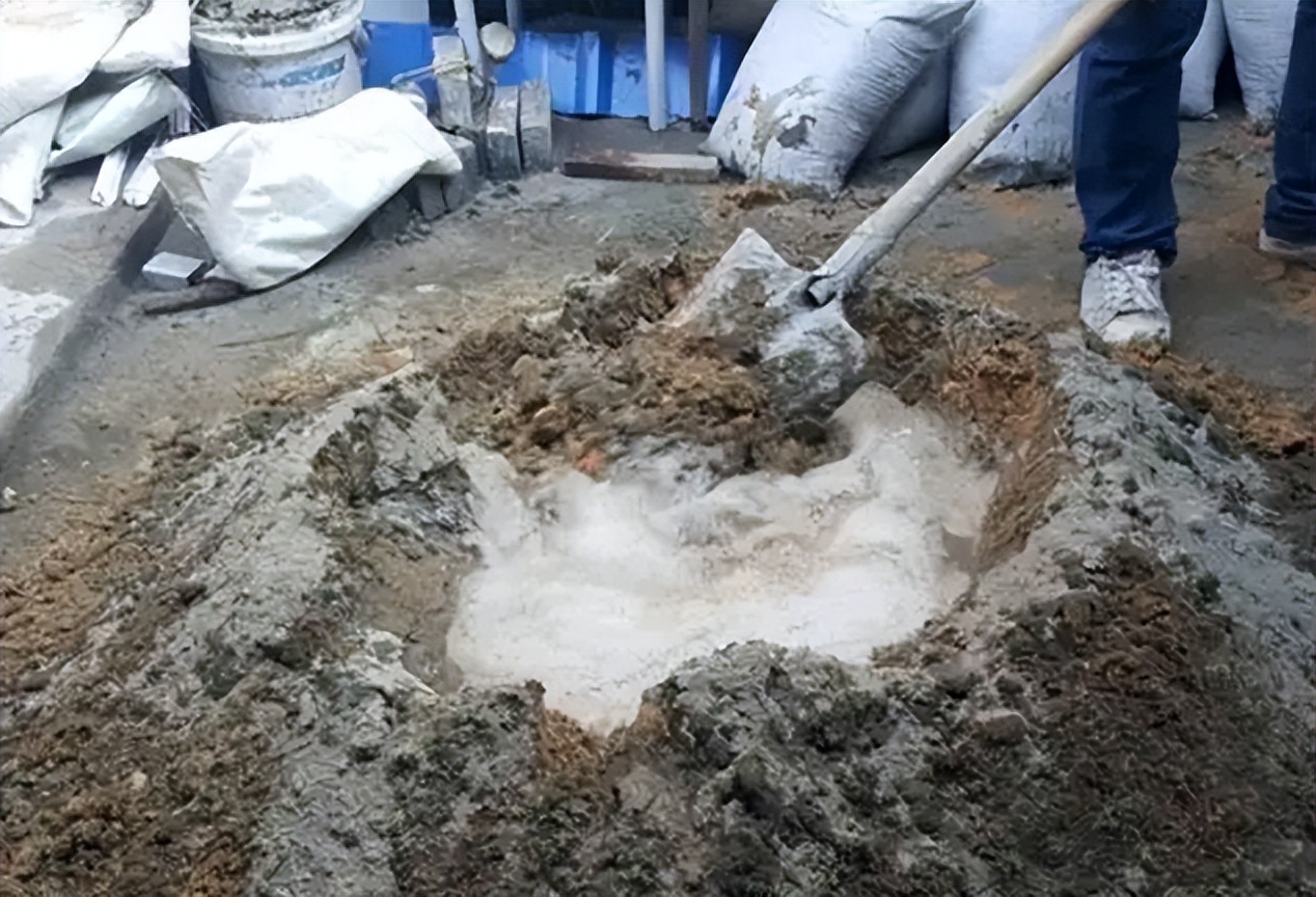 建筑工人为何在水泥中加白糖,建筑工人如何使用沙子和水泥