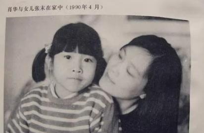 被亲爸张艺谋抛弃，公开点名巩俐毁她童年，张末都经历了什么？