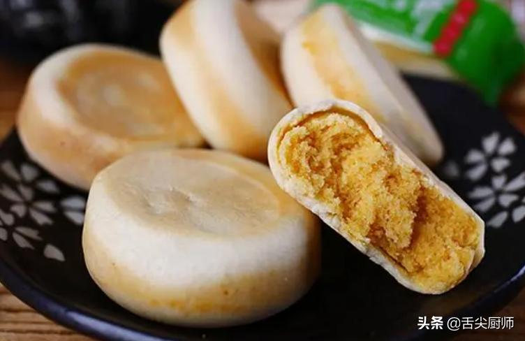 自己在家做绿豆饼，皮薄馅大，酥到掉渣，简单易做，小白一次成功