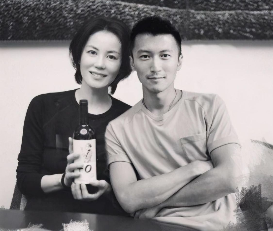 王菲谢霆锋挽手同回北京在撒狗粮,谢霆锋王菲机场照