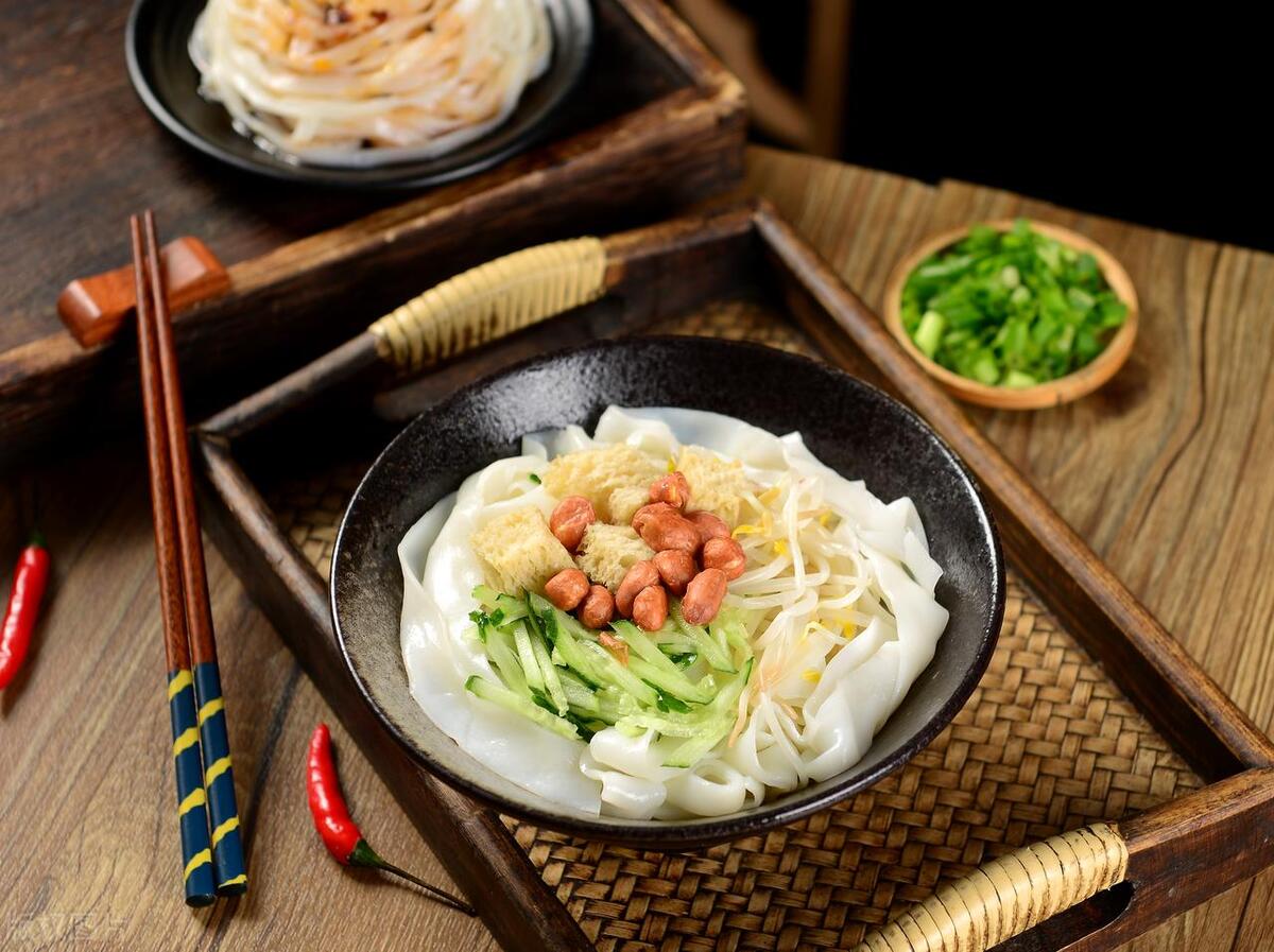 女子卖凉皮用1元啤酒年赚63万,夫妻卖凉皮一年挣八万