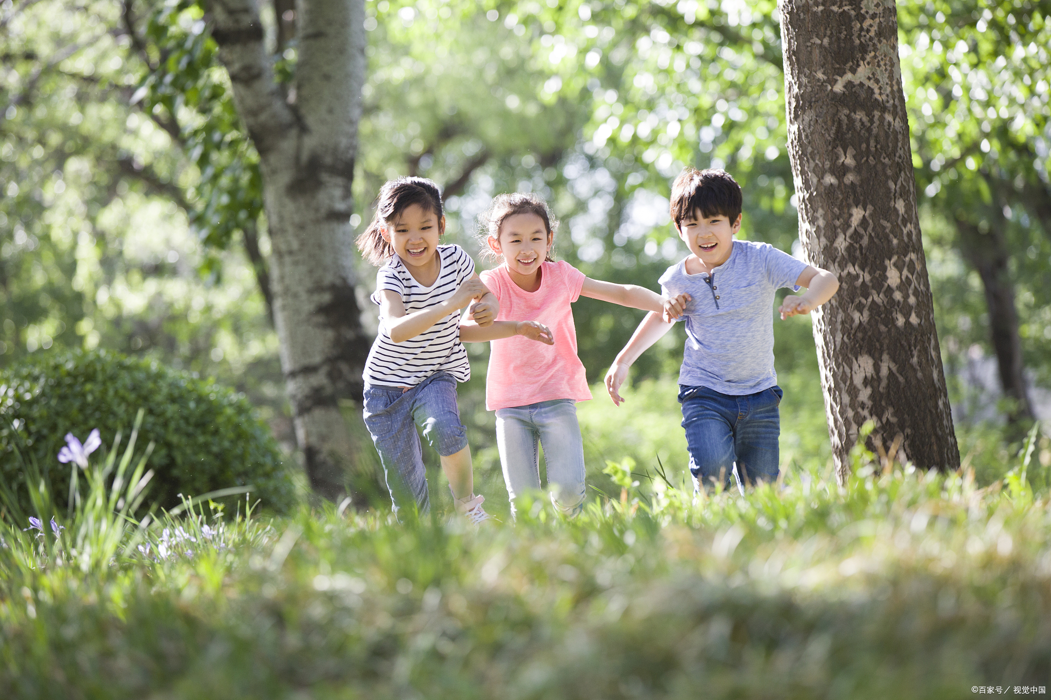 眼睛忽然出现闪光,眼睛突然水波纹闪光感一会又恢复