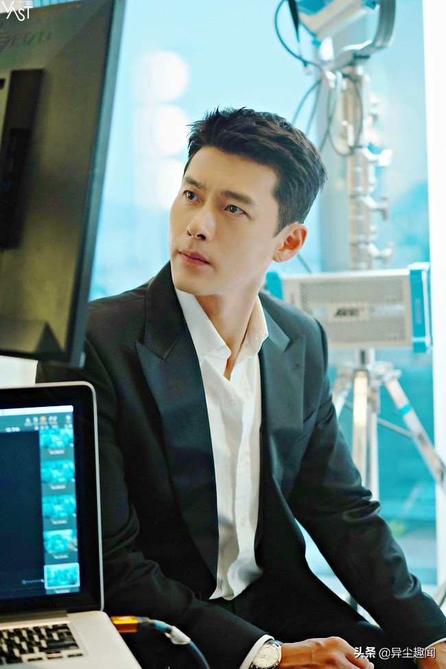 玄彬2022年最新「37张帅照」释出！禁欲白西装VS坏坏黑皮衣