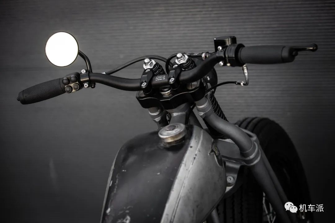 哈雷883bobber风格改装,哈雷硬汉883和凯旋bobber