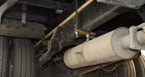 美国卡车排气筒朝上的真相是什么,中国的卡车排气管为什么朝下