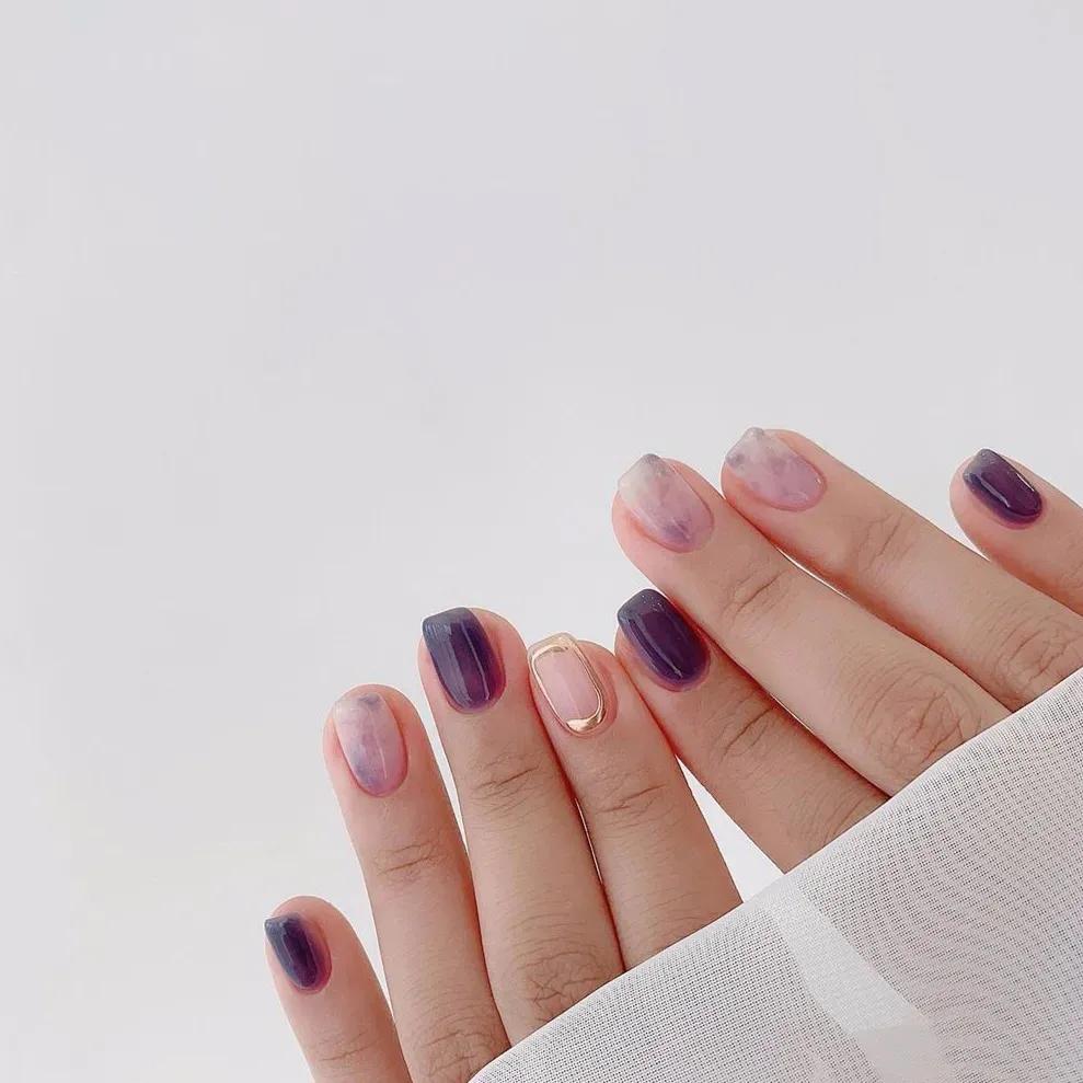 豆沙色美甲显手白吗,雾霾蓝跳色美甲图片显手白