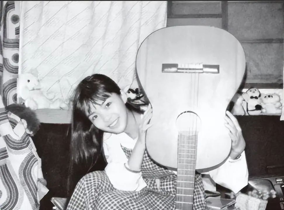 主持人朱迅哽咽痛哭,主持人朱迅和婆婆一起同台