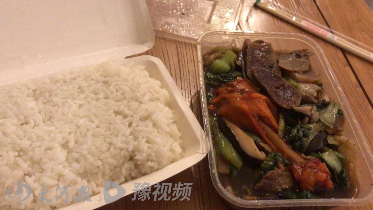 离开上海或选择留下：网约车小哥住车里一个月为还房贷留下，打工人交10年社保不舍得放弃现在工作