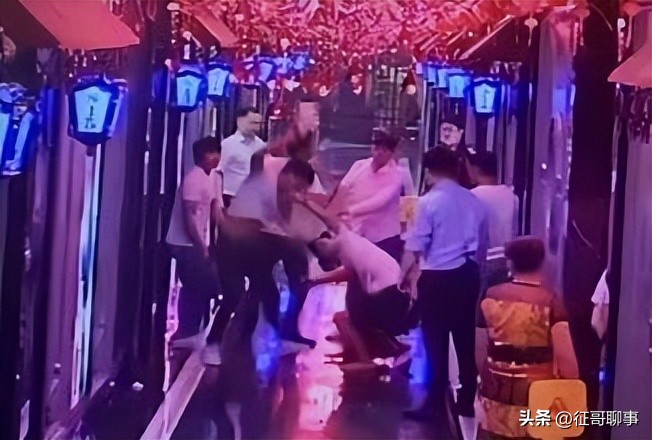 民警强迫男子和解后，刚出警局就被绑走殴打，这只是玩忽职守吗？