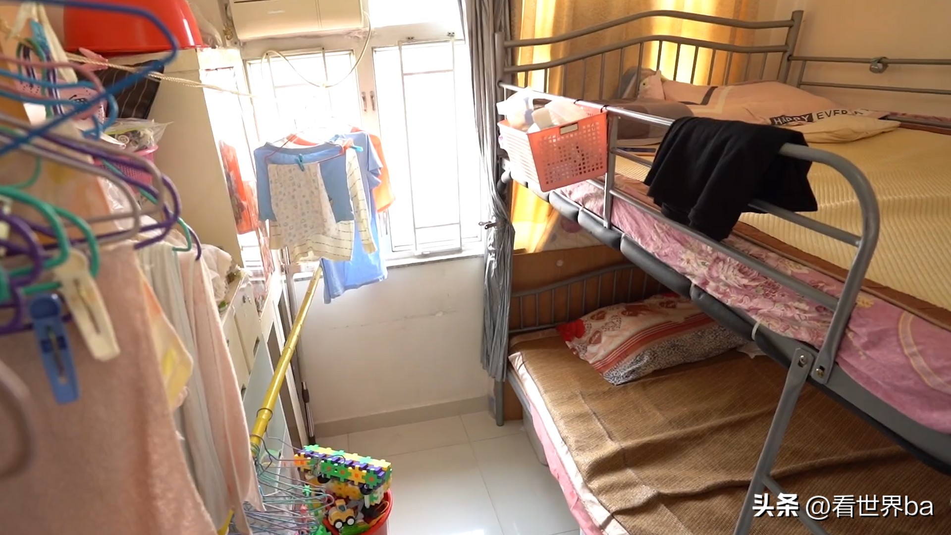 单亲妈妈带三个孩子住宾馆,单亲妈妈带两个女儿住公寓