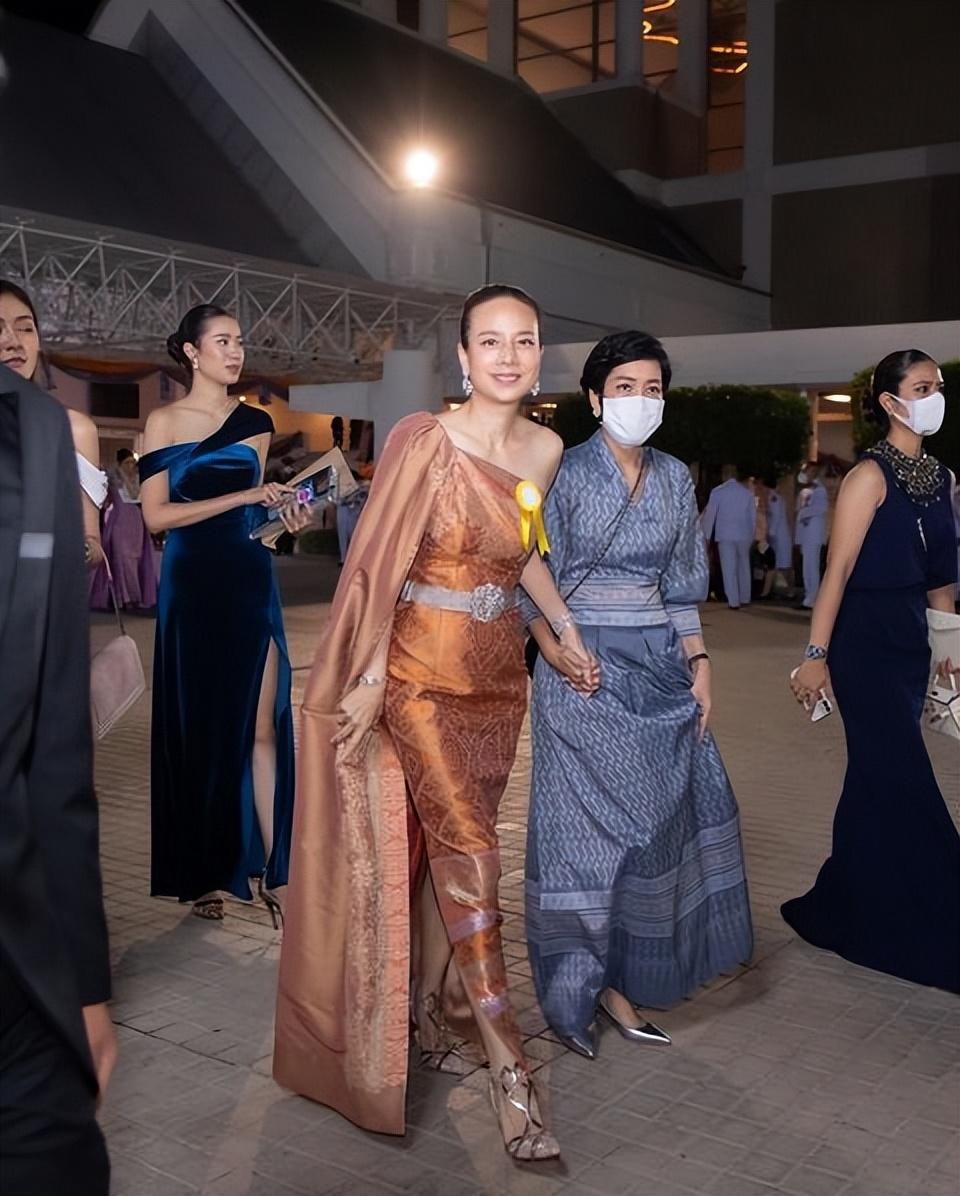 泰王屈膝礼,苏提达生日庆典