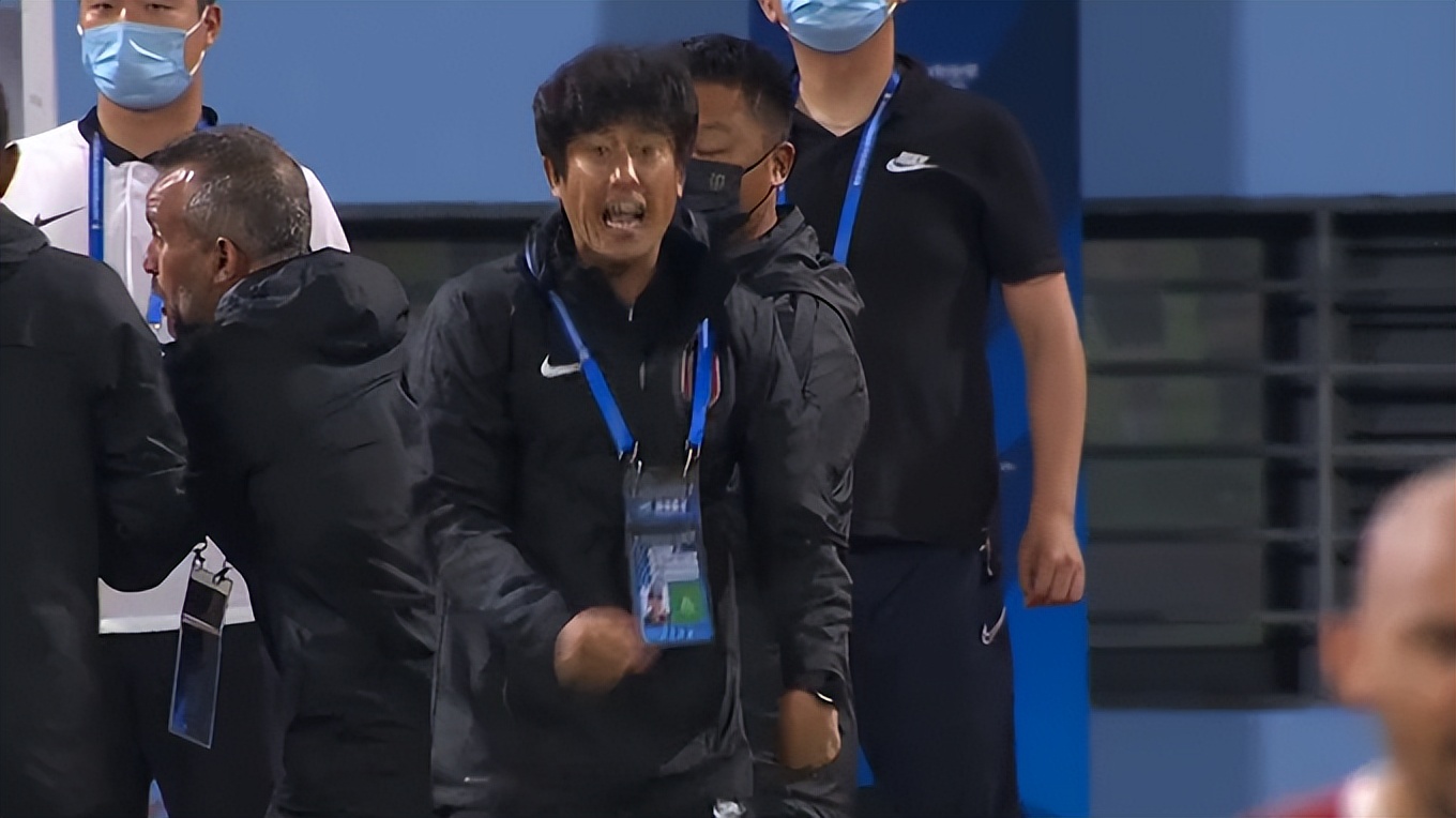 中超金哨5次关键判罚惹争议,中超再现奇葩视频裁判都被逗笑了