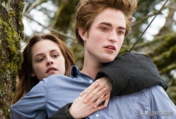 暮光之城红色卷发女孩,暮光之城女主角短发帅气