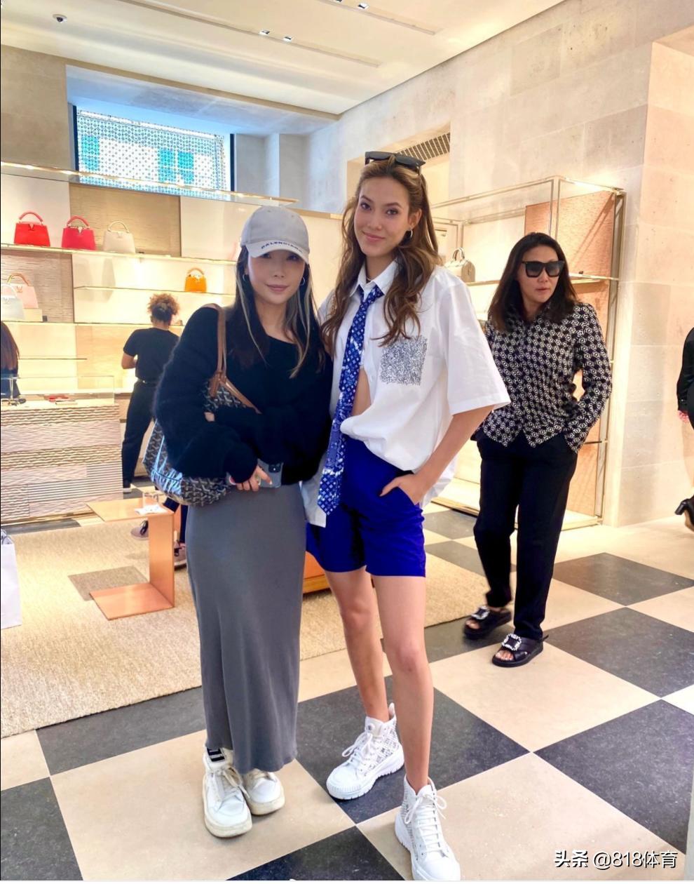 拉风!谷爱凌现身巴黎旺多姆LV店买包包,谷妈戴墨镜穿凉拖酷似保镖