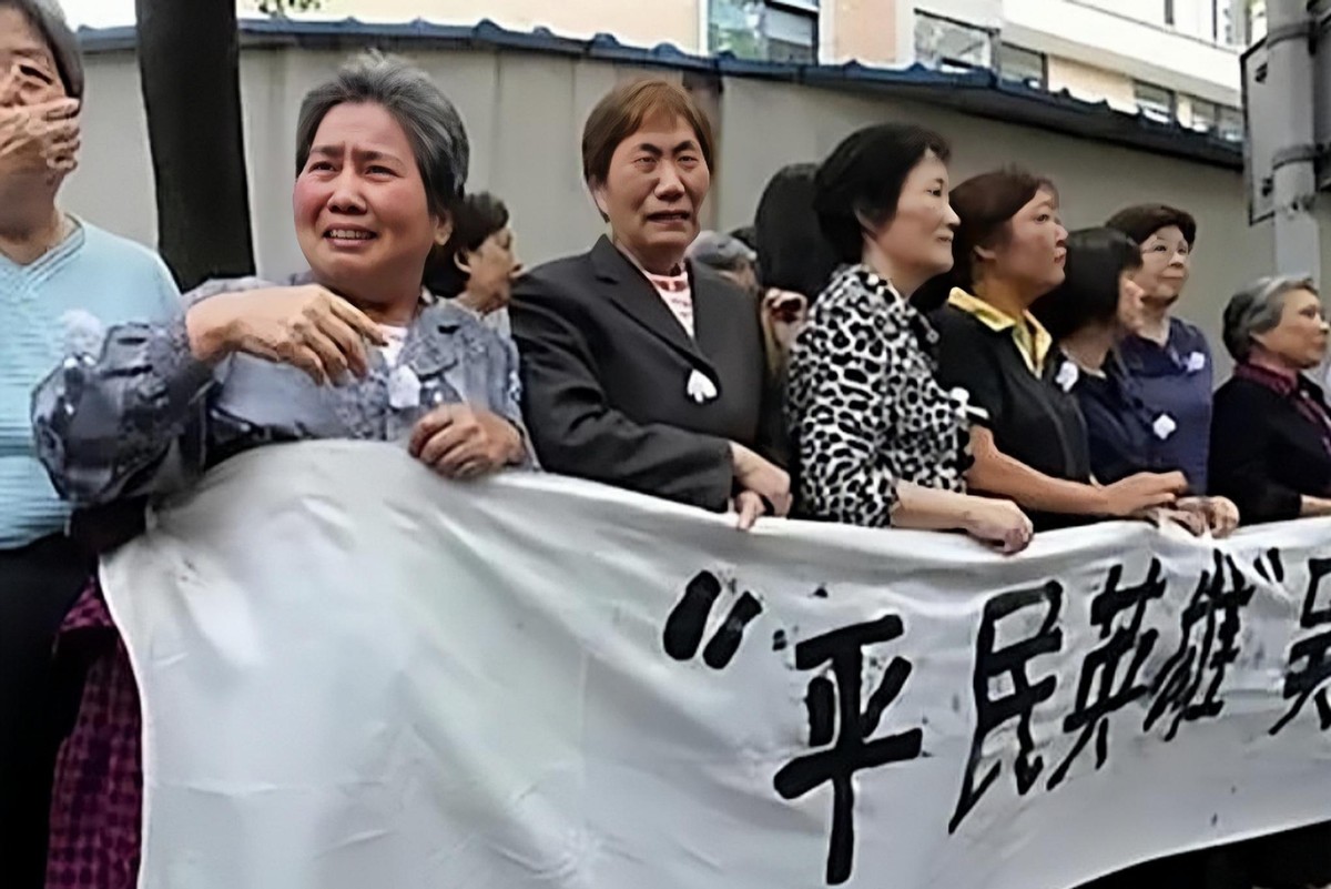 客车司机被铁片击中,公交车司机被铁片击中坚持几秒