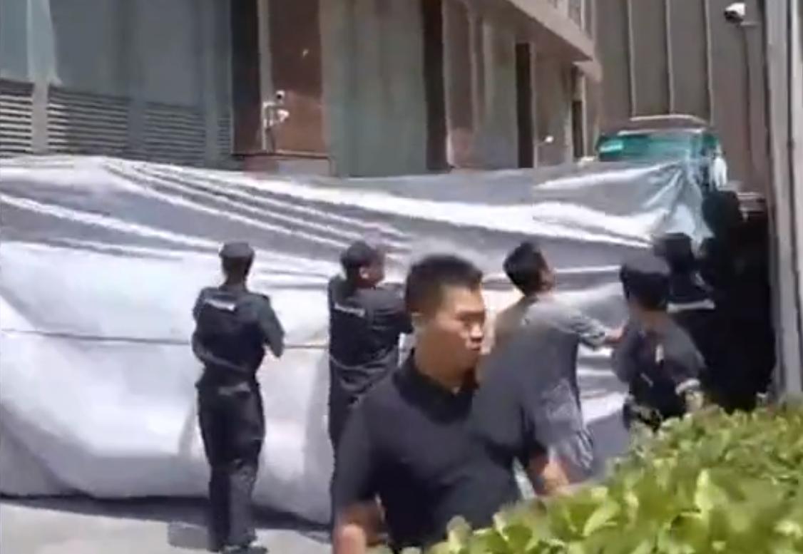 球迷遇见梅西激动场面,球迷冲进球场拥抱梅西最新消息