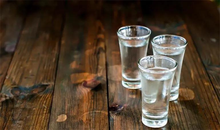 年份酒绿色是什么原因,有年份的酒为什么是绿色的