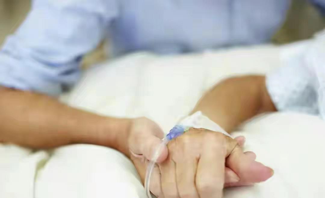 养父靠扛煤气罐把她培养成博士,养父扛煤气罐培养女博士全集