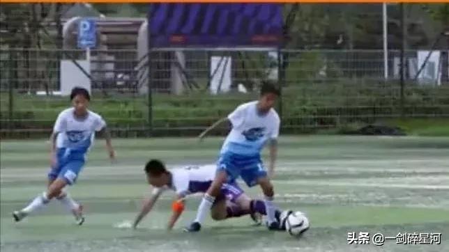 关浩津的红牌犯规是否也是在打董路的脸？